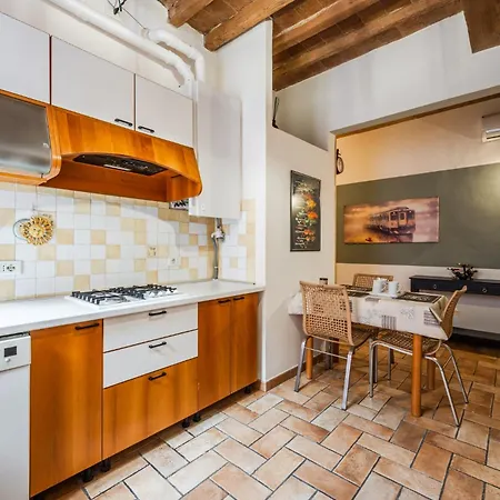 Binario 11 - Centro, Stazione, Netflix * Modena