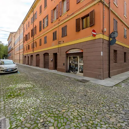 Binario 11 - Centro, Stazione, Netflix * Модена