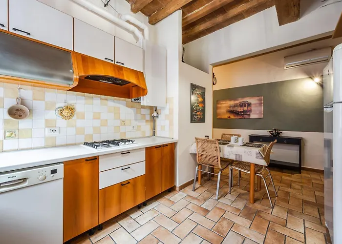 Binario 11 - Centro, Stazione, Netflix * مودينا